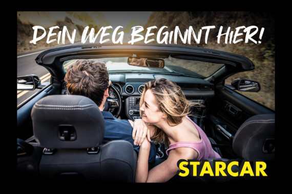 Ein lächelndes Paar fährt in einem Cabrio über eine offene Straße. Die Frau lehnt sich an den Mann, während sie die Fahrt genießen. Der Text auf Deutsch lautet Dein Weg beginnt hier! und Starcar in gelben Buchstaben.