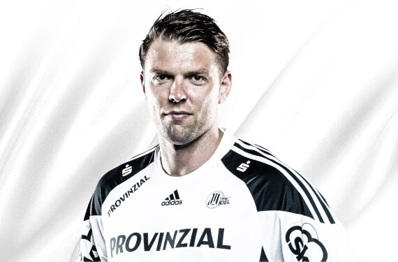 Ein männlicher Sportler in einem weiß-schwarzen Sporttrikot mit der Aufschrift PROVINZIAL steht vor einem hellen, abstrakten Hintergrund und schaut direkt in die Kamera.