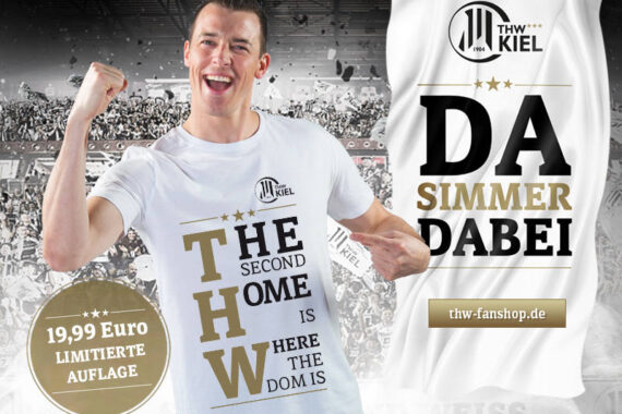 Ein lächelnder Mann in einem weißen THW-Kiel-Trikot posiert mit einer erhobenen Faust. Hinter ihm ist eine jubelnde Menge, ein THW Kiel-Logo und der Text DA SIMMER DABEI zu sehen. Auf einem Preisschild steht 19,99 Euro LIMITIERTE AUFLAGE.