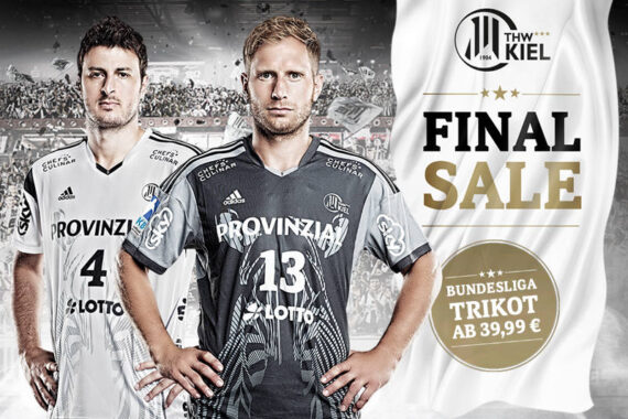 Zwei männliche Handballspieler in schwarz-weißen THW Kiel Trikots stehen selbstbewusst vor einer jubelnden Menge. Neben ihnen prangt der Schriftzug "FINAL SALE" und "Bundesliga Trikot ab 39,99 €", daneben das THW Kiel Logo.