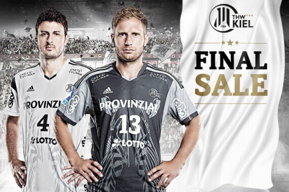 Zwei männliche Handballspieler in THW Kiel Trikots stehen vor einer jubelnden Menge. Auf einer weißen Fahne steht "THW Kiel Schlussverkauf". Der linke Spieler trägt die Nummer 4, der rechte die Nummer 13.