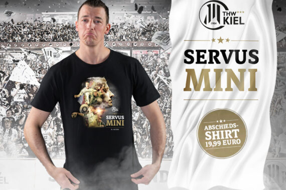 Ein Mann mit traurigem Gesichtsausdruck trägt ein Servus-Mini-Shirt vor einer jubelnden Sportmenge. Neben ihm weht eine weiße Fahne mit dem Logo des THW Kiel und einem Text, der für das Servus-Mini-Abschiedsshirt für 19,99 Euro wirbt.