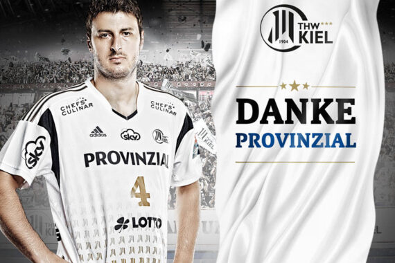 Ein männlicher Handballspieler in einem weißen THW Kiel-Trikot steht neben einem Banner mit der Aufschrift DANKE PROVINZIAL und dem THW Kiel-Logo darüber. Der Hintergrund zeigt eine unscharfe Menschenmenge in einer Arena.