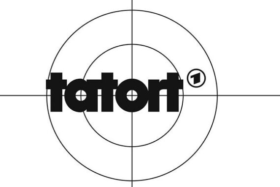 Das Bild zeigt das Wort Tatort in fetten schwarzen Buchstaben, zentriert innerhalb eines kreisförmigen Fadenkreuzes, mit dem ARD-Rundfunklogo oben rechts im Text. Der Hintergrund ist weiß.