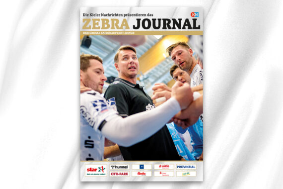 Das Titelbild der Zeitschrift Zebra Journal zeigt vier männliche Handballspieler in weißen Trikots, die sich umarmen, mit einem Spieler in Schwarz in der Mitte. Der Hintergrund ist überwiegend weiß mit Sponsorenlogos am unteren Rand.