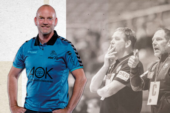 Im Vordergrund steht ein lächelnder Mann in einem blauen Sporthemd. Hinter ihm sind in einem Schwarz-Weiß-Bild zwei Männer zu sehen, einer mit der Hand am Kinn, der andere mit der Hand gestikulierend, scheinbar etwas diskutierend.