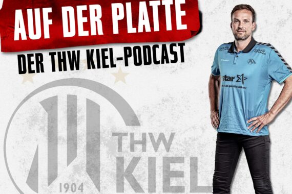 Ein Mann in einem blauen Sporthemd steht mit einer Hand in der Hüfte vor einem großen THW Kiel-Logo. Darüber steht "AUF DER PLATTE" und DER THW KIEL-PODCAST auf weißem Grund.