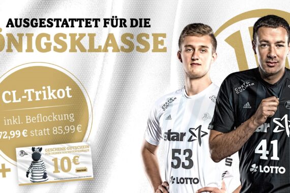 Zwei männliche Sportler in weißen und schwarzen CL-Trikots stehen nebeneinander und werben für ein Sonderangebot: CL-Trikot inklusive Schriftzug für 72,99 € (vorher 85,99 €) plus einen 10 €-Gutschein. Der deutsche Text und die Mannschaftslogos sind sichtbar.