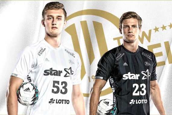Zwei männliche Fußballspieler posieren vor einem weiß-goldenen Hintergrund. Der eine trägt ein weißes Trikot mit der Nummer 53 und hält einen Ball, der andere trägt ein schwarzes Trikot mit der Nummer 23 und hat den Arm an der Seite.