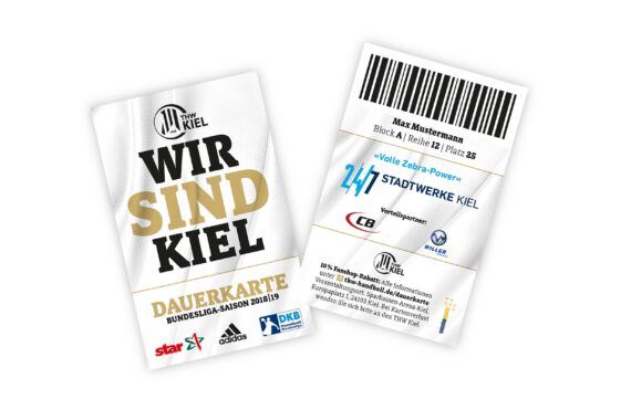 Zwei weiße Sport-Dauerkarten für die Handballer des THW Kiel, eine mit der Aufschrift WIR SIND KIEL DAUERKARTE BUNDESLIGA SAISON 2018/19 und die andere mit Barcode, Sitzplatzinfo und Sponsorenlogos.