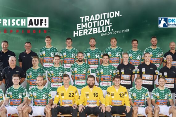 Mannschaftsfoto von FRISCH AUF! Göppinger Handballvereins, Saison 2018/2019, mit Spielern und Betreuern in grün-weißen Trikots, die in drei Reihen vor einem grünen Hintergrund mit Vereinslogos und Text posieren.