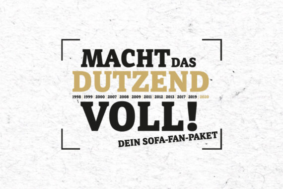 Der Text auf weißem, strukturiertem Hintergrund lautet: MACHT DAS DUTZEND VOLL! DEIN SOFA-FAN-PAKET mit den Jahren 1998 bis 2020 in kleiner Schrift unter dem Wort Dutzend.