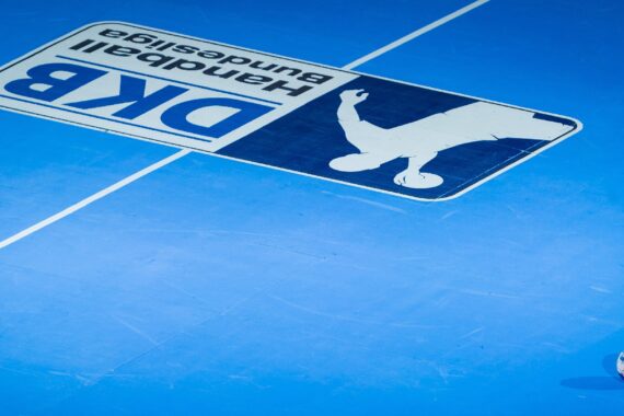 Ein Handball liegt auf einem hellblauen Spielfeld neben einem großen DKB Handball Bundesliga-Logo mit der Silhouette eines Spielers, der einen Ball hält. Weiße Spielfeldlinien unterteilen das Bild.