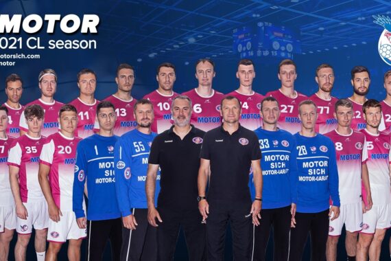 Ein Gruppenfoto der HC Motor-Handballmannschaft für die CL-Saison 2020-2021. Spieler und Trainer stehen in zwei Reihen in weißen und rosa oder blauen Trikots vor einem digitalen blauen Hintergrund mit Mannschaftslogos.