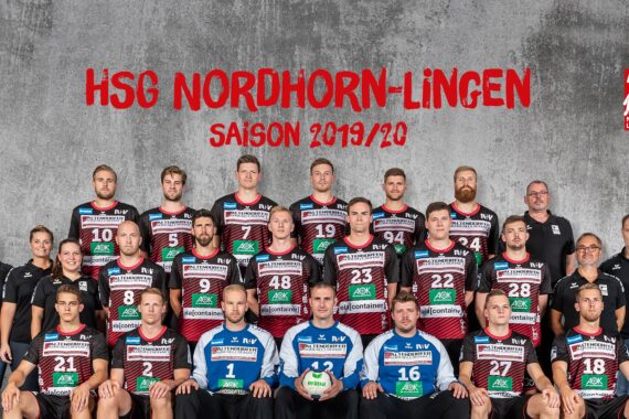 Eine Herrenhandballmannschaft, Trainer und Betreuer posieren für ein Gruppenfoto vor einem grauen Hintergrund. Der Text darüber lautet HSG Nordhorn-Lingen Saison 2019/20 zusammen mit den Logos der HSG und der HBL.