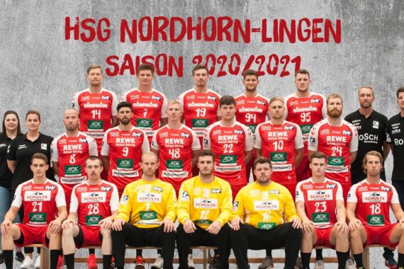 Mannschaftsfoto des Handballvereins HSG Nordhorn-Lingen, Saison 2020/2021. Spieler in roten und gelben Trikots sitzen und stehen in Reihen, mit Trainern und Mitarbeitern in Schwarz, vor einem grauen Hintergrund mit Mannschaftsname und Saison in roter Schrift.