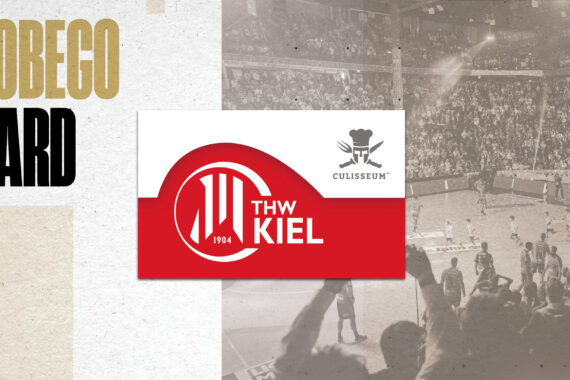 Eine Werbegrafik mit dem Logo des THW Kiel und dem COLISSEUM-Branding auf einer rot-weißen Karte, überlagert von einem Hintergrund, der eine mit jubelnden Zuschauern gefüllte Sporthalle zeigt.