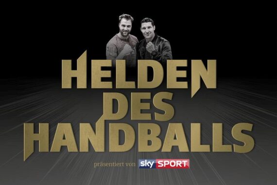 Zwei Männer, einer lächelnd und einer mit ernster Miene, stehen über einem großen goldenen Schriftzug mit der Aufschrift Helden des Handballs auf dunklem Hintergrund. Darunter steht präsentiert von mit dem Sky Sport-Logo.