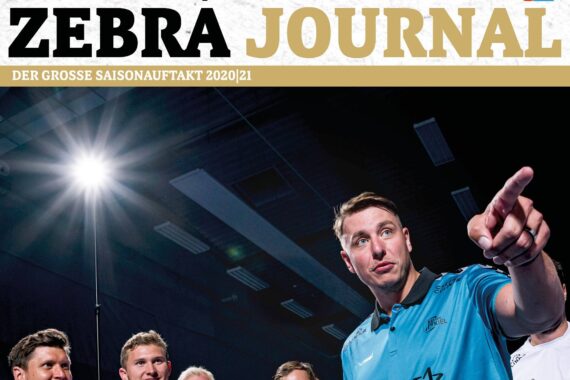 Eine Gruppe lächelnder Männer in Sportkleidung steht unter hellen Lichtern, wobei ein Mann im Vordergrund auf etwas zeigt und spricht. Der Text darüber lautet Zebra Journal und Der große Saisonauftakt 2020|21.