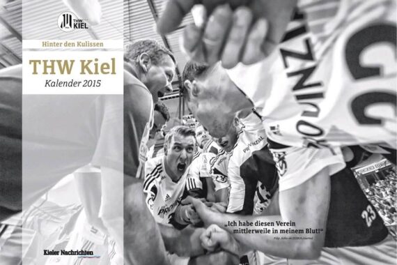 Ein Schwarz-Weiß-Foto von Handballern des THW Kiel, die vor einem Spiel konzentriert zusammensitzen. Das Bild ist mit einem Text überlagert, der für den "THW Kiel Kalender 2015" wirbt.