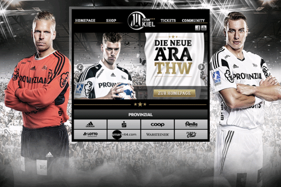Drei männliche Handballspieler in THW-Kiel-Trikots stehen selbstbewusst vor einer digitalen Anzeige, die die Website des Vereins zeigt, mit Logos und Sponsorenbannern im Hintergrund. Die Szene spielt sich in einer hellen Arena ab.