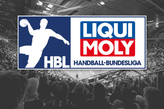 Ein großes LIQUI MOLY Handball-Bundesliga-Logo überlagert ein Graustufenfoto einer überfüllten Handballhalle mit Zuschauern, die ein Spiel verfolgen.