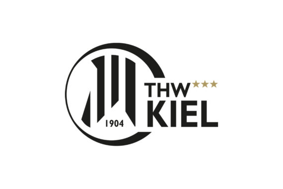 Logo des THW Kiel mit fetten schwarzen Buchstaben, einem stilisierten vertikalen Streifenmuster, der Jahreszahl 1904 und drei goldenen Sternen über dem Wort Kiel auf weißem Hintergrund.