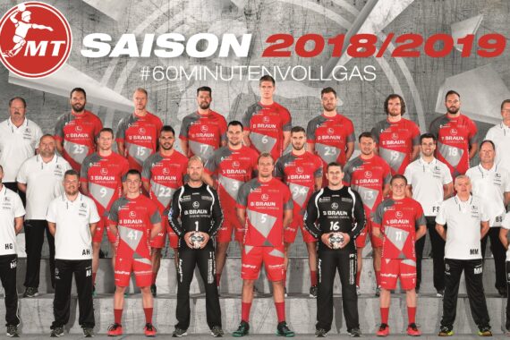Ein Gruppenfoto einer Handballmannschaft und des Personals in rot-weißen Uniformen, stehend und kniend in Reihen. Der Text darüber lautet "SAISON 2018/2019" und "#60MINUTENVOLLGAS" mit einem roten MT-Logo in der oberen linken Ecke.