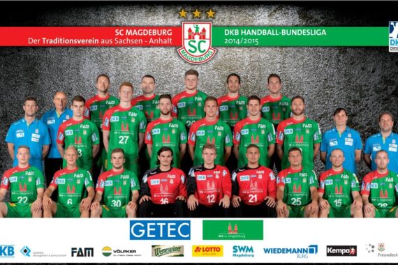 Mannschaftsfoto der Handballer und Trainer des SC Magdeburg in grünen und roten Trikots, stehend und sitzend in Reihen mit Sponsorenlogos und Bannern für die DKB Handball-Bundesliga Saison 2014/2015.