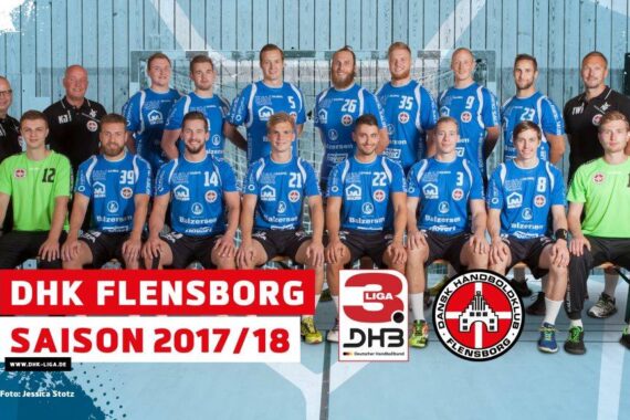 Gruppenfoto der Handballmannschaft und des Personals von DHK Flensborg in den blauen Trikots der Saison 2017/18, in einer Halle aufgenommen. Der Text enthält DHK Flensborg Saison 2017/18 und die Mannschaftslogos.