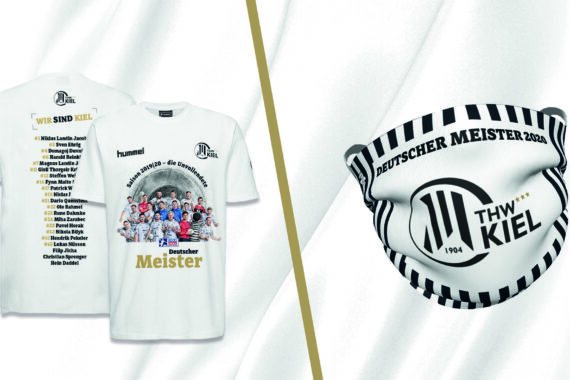 Zwei weiße T-Shirts und eine Gesichtsmaske feiern den THW Kiel als Deutschen Meister 2020. Auf den Shirts sind Mannschaftsfoto, Name und Deutscher Meister zu sehen, auf der Maske das Vereinslogo und Deutscher Meister 2020.