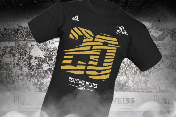 Ein schwarzes T-Shirt mit einer goldgestreiften 20-Grafik, dem Schriftzug DEUTSCHER MEISTER 2015, dem Adidas-Logo und dem Logo des Handballvereins THW Kiel über einer jubelnden Menge in einem Stadion.