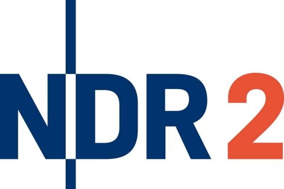 Logo mit großen blauen Buchstaben NDR, teilweise überlagert von einer vertikalen blauen Linie, gefolgt von einer fetten roten 2 auf weißem Hintergrund.
