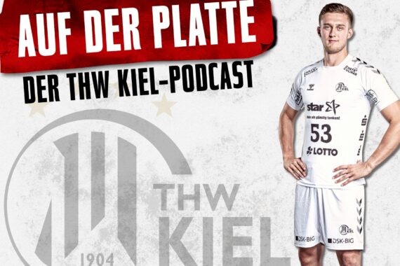 Ein männlicher Handballspieler in einem weißen Trikot mit der Nummer 53 steht neben dem Vereinslogo des THW Kiel. Oben steht "Auf der Platte" und darunter "Der THW Kiel-Podcast" auf weißem und grauem Hintergrund.