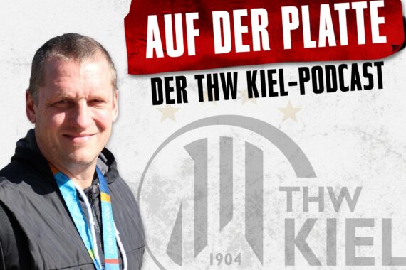 Ein Mann mit schwarzer Jacke und blauem Schlüsselband steht vor einem Logo des THW Kiel. Oben steht in fetter Schrift AUF DER PLATTE, darunter Der THW Kiel-Podcast.