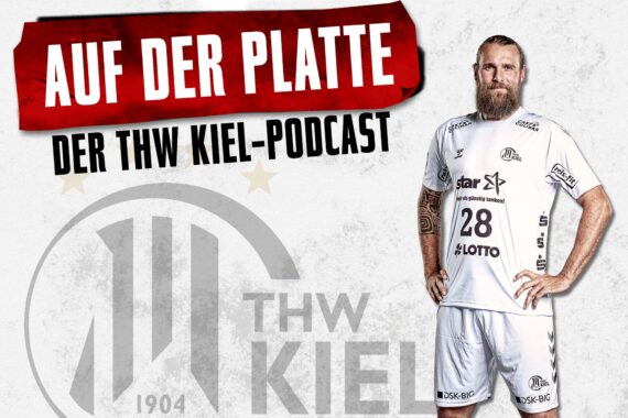 Ein Handballspieler im weißen Trikot des THW Kiel posiert mit den Händen in den Hüften. Der Text lautet Auf der Platte - Der THW Kiel-Podcast. Im Hintergrund ist das Logo des THW Kiel eingeblendet.