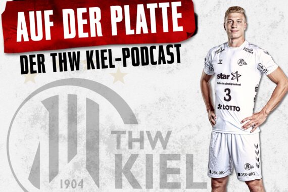 Ein männlicher Sportler in einem weißen THW Kiel-Handballtrikot steht neben dem Vereinslogo. Darüber steht in fetten Lettern Auf der Platte Der THW Kiel-Podcast. Der Hintergrund ist hell und zeigt ein verblasstes THW Kiel-Emblem.