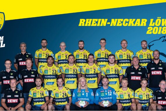 Mannschaftsfoto der Handballmannschaft der Rhein-Neckar Löwen für die Saison 2018/19; Spieler und Betreuer in gelben und blauen Trikots posieren in drei Reihen vor einem blauen Hintergrund mit dem Logo und Namen der Mannschaft.