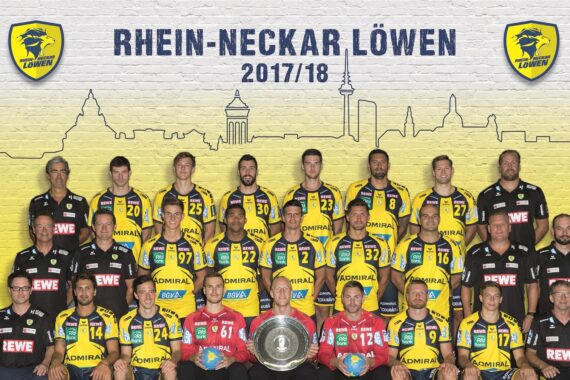 Die Handballmannschaft der Rhein-Neckar Löwen posiert in gelben und blauen Trikots für ein Gruppenfoto für die Saison 2017/18, mit Trainern und Betreuern, dem Mannschaftslogo, dem Umriss der Stadtsilhouette und einem Pokal im Vordergrund.