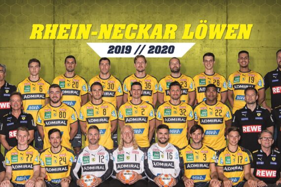 Ein Gruppenfoto der Handballmannschaft der Rhein-Neckar Löwen für die Saison 2019/2020. Spieler und Betreuer tragen gelbe und schwarze Trikots und posieren in drei Reihen vor einem gelb gemusterten Hintergrund mit Mannschaftslogos.