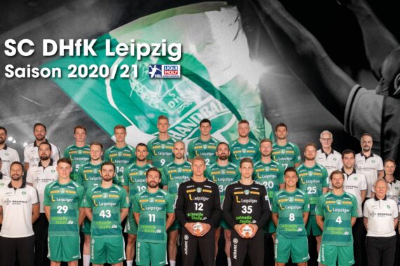 Mannschaftsfoto des SC DHfK Leipzig Handball für die Saison 2020/21, mit Spielern und Mitarbeitern in grünen Trikots, die in einer Reihe stehen, mit einem Mannschaftsmaskottchen und Logos im Hintergrund.