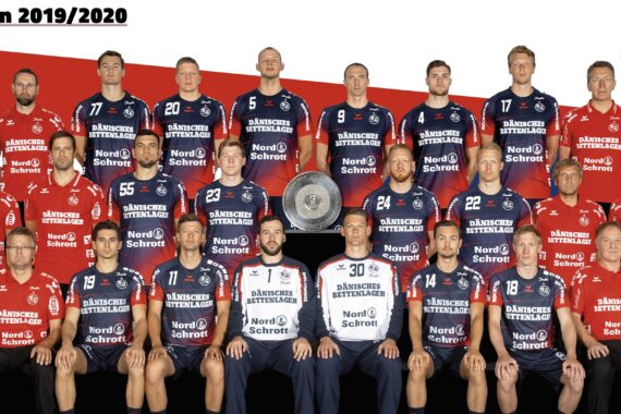 Eine Herren-Handballmannschaft posiert für ein Gruppenfoto in Uniform vor einem rot-weiß-blauen Hintergrund. Oben links erscheint der Text Saison 2019/2020, oben rechts ein Mannschaftslogo.