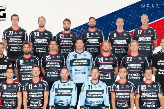 Eine Herren-Handballmannschaft posiert für ein Gruppenfoto in schwarz-blauen Trikots mit der Aufschrift DÄNISCHES BETTENLAGER auf der Vorderseite vor einem rot-weiß-blauen Hintergrund. Der Text SAISON 2017/2018 steht in der oberen rechten Ecke.