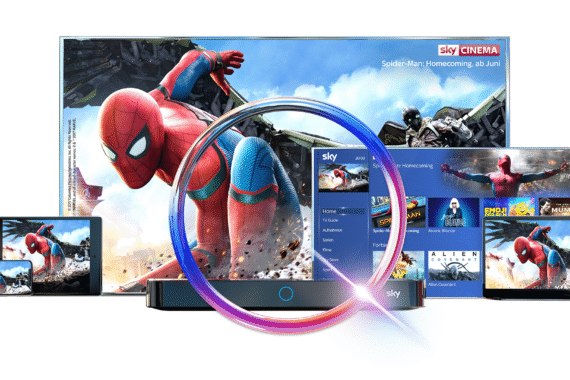 Mehrere Geräte zeigen den Film Spider-Man: Homecoming mit einem großen Fernseher, einem Tablet, einem Smartphone und einem Laptop, auf dem der Film und die Schnittstelle der Streaming-Plattform angezeigt werden. Ein leuchtendes, kreisförmiges Symbol ist in der Mitte zu sehen.