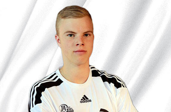 Ein junger Mann mit kurzen blonden Haaren, der ein weißes Adidas-Sporttrikot trägt, steht vor einem weißen Hintergrund mit dezenten Falten.