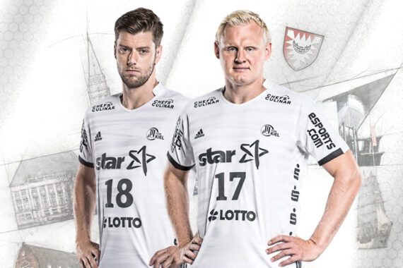 Zwei männliche Athleten in weißen Sporttrikots mit den Nummern 18 und 17 stehen Seite an Seite mit den Händen in den Hüften. Im Hintergrund sind verblasste Architektur- und Stadtbildillustrationen zu sehen.