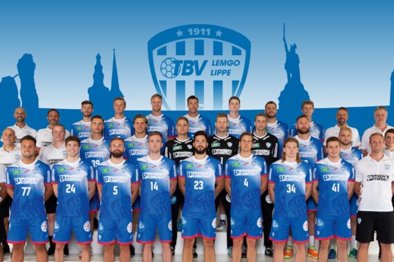 Eine Profi-Handballmannschaft posiert für ein Gruppenfoto in Uniform, die Trainer stehen daneben. Auf blauem Hintergrund sind das Logo des TBV Lemgo Lippe und illustrierte Wahrzeichen zu sehen.