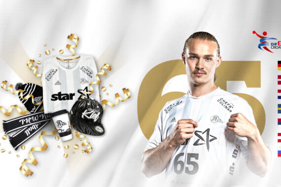 Ein männlicher Sportler in einem weißen Trikot mit der Nummer 65 posiert selbstbewusst. Auf der linken Seite werden Mannschaftsartikel wie ein Trikot, ein Schal und eine Mütze gezeigt. Auf der rechten Seite erscheinen das Logo der EHF EURO Croatia 2018 und mehrere Nationalflaggen.