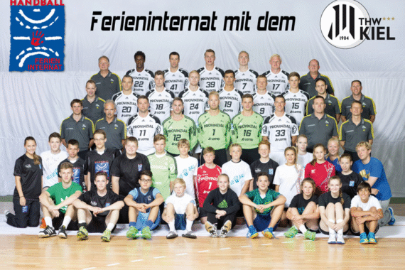 Gruppenfoto von jungen Sportlern und Trainern in Sportkleidung, die gemeinsam in einer Reihe unter einem Banner mit der Aufschrift "Ferieninternat mit dem THW Kiel" posieren. In den Ecken sind die Logos von Handball und THW Kiel zu sehen.