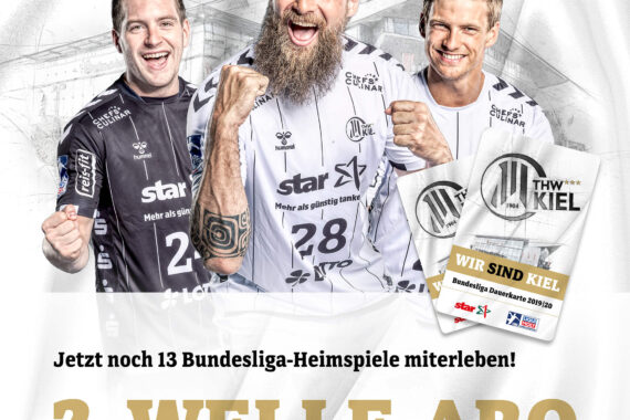 Drei begeisterte männliche Handballer in Trikots des THW Kiel posieren vor einem weißen Hintergrund mit wehender Fahne. Der Werbetext wirbt für das "2. Welle-Abo" bei den verbleibenden 13 Bundesliga-Heimspielen.